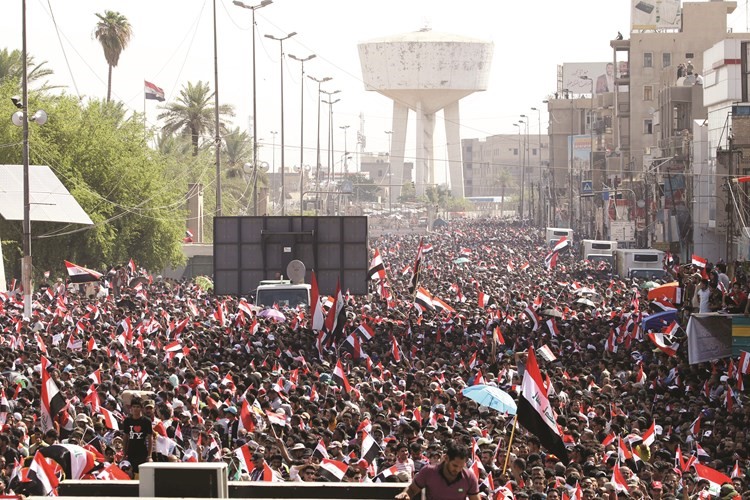 الالاف من انصار التيار الصدري خلال التظاهرة الحاشدة في وسط بغداد ضد الفساد امساب