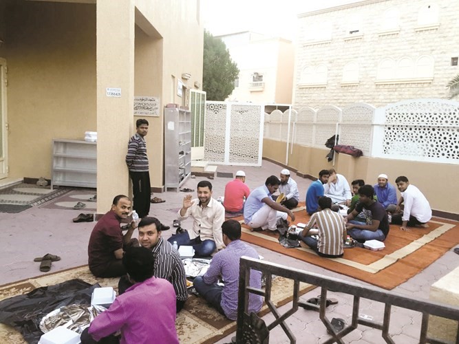جانب من مشروع افطار الصائم في مسجد ابورمية بمنطقة صباح الناصر