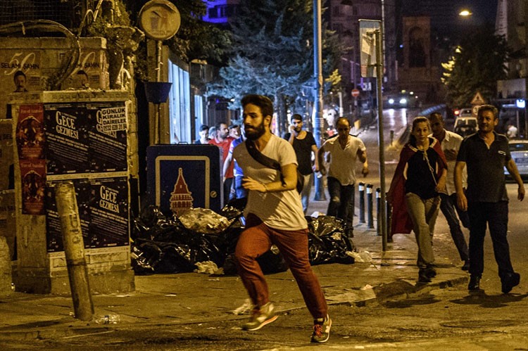 بالفيديو والصور.. تركيا: الشعب ينتصر للديموقراطية