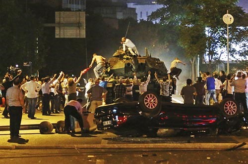 بالفيديو والصور.. تركيا: الشعب ينتصر للديموقراطية