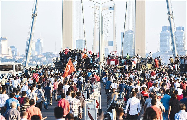 جمهور من المتظاهرين الرافضين للانقلاب في اسطنبول افپ