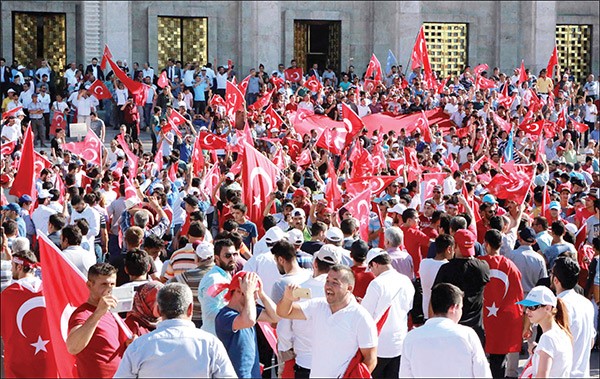 حشود من المواطنين الاتراك امام مبنى البرلمان تاييدا للديموقراطية افپ