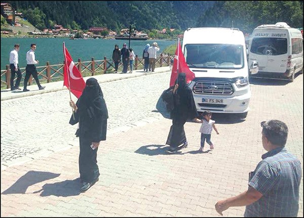 سائحتان خليجيتان في منطقة اوزنغول التركية ترفعان العلم التركي