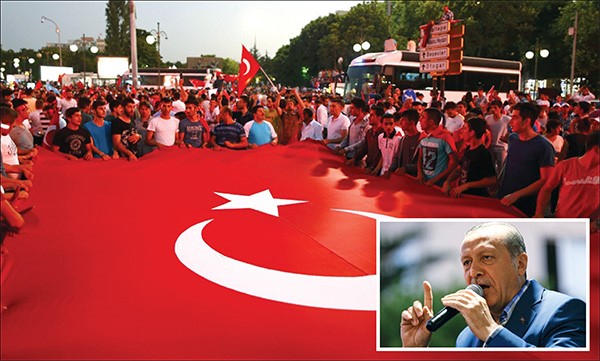 متظاهرون يحملون علم تركيا فرحا باحباط الانقلاب وفي الاطار الرئيس اردوغان خلال كلمته امام انصاره في اسطنبول امس افپ