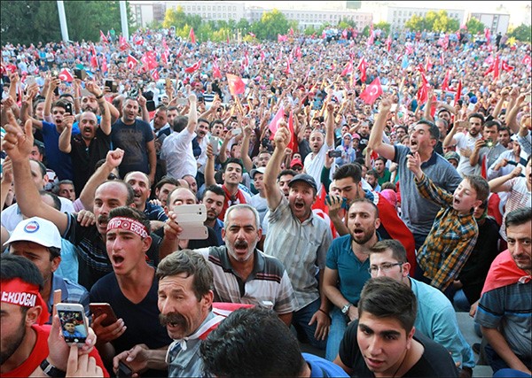 حشود من المواطنين الاتراك يهتفون احتفالا بفشل المحاولة الانقلابية افپ