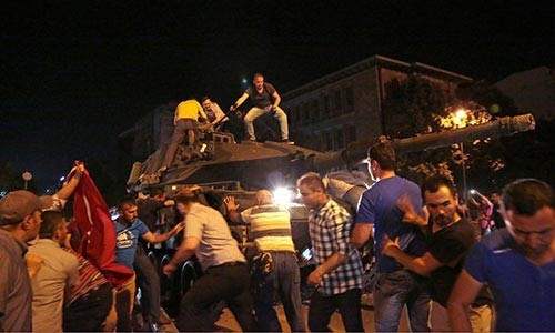 بالفيديو والصور.. تركيا: الشعب ينتصر للديموقراطية