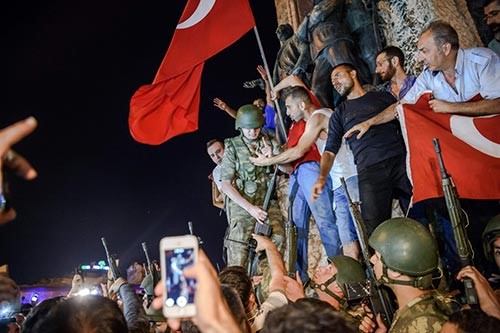 بالفيديو والصور.. تركيا: الشعب ينتصر للديموقراطية