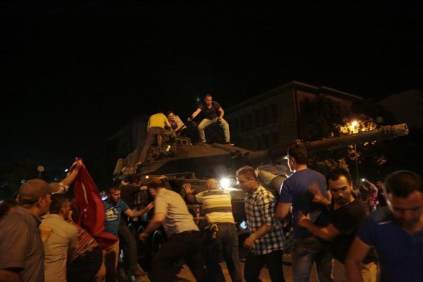 بالفيديو والصور شاهد احداث تطورات محاولة الانقلاب العسكري في تركيا 