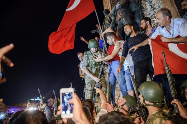 بالفيديو والصور شاهد احداث تطورات محاولة الانقلاب العسكري في تركيا 