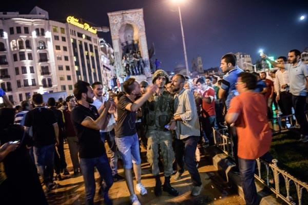 بالفيديو والصور شاهد احداث تطورات محاولة الانقلاب العسكري في تركيا 
