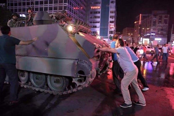 بالفيديو والصور شاهد احداث تطورات محاولة الانقلاب العسكري في تركيا 