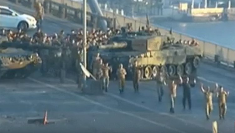 بالفيديو.. استسلام عشرات جنود الإنقلاب على جسر البوسفور