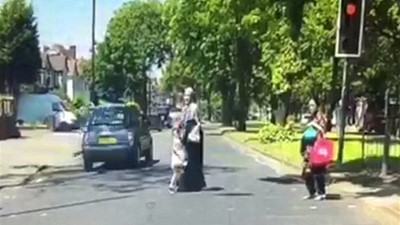 بالفيديو.. ردّة فعلها السريعة أنقذت ابنتها الصغيرة من الموت!