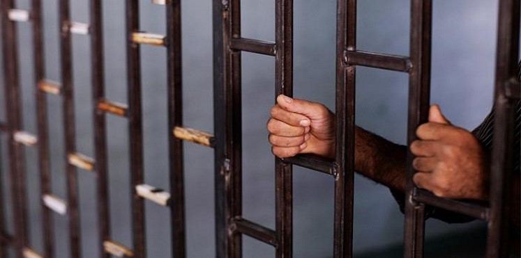 حبس مراهق لنشره صورًا من محاكمة قتل على "فيسبوك"