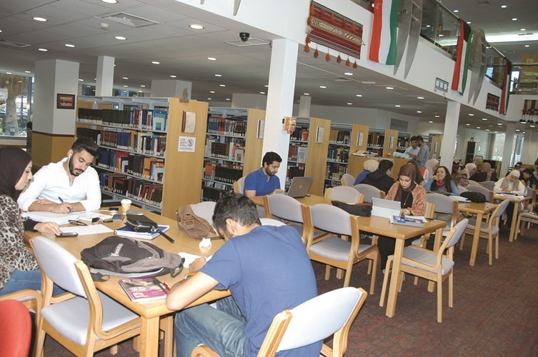 عدد من الطلاب يطالعون الكتب والمراجع التي توفرها المكتبة لهم