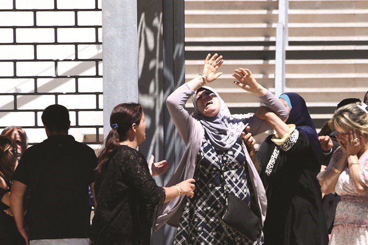 سيدة تنتحب حزنا على حفيدها الذي قضى في المجزرةافپ﻿