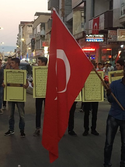 بالفيديو والصور.. احتفالات في شوارع تركيا فرحا بفشل محاولة الانقلاب