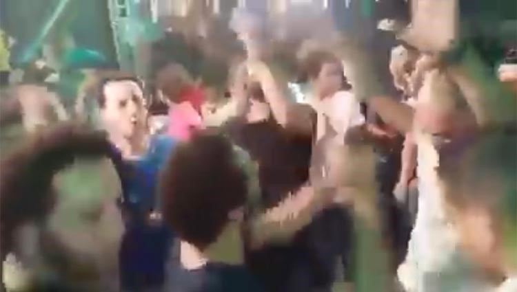 بالفيديو.. شاهد لاعب روما الايطالي يرقص بشكل مضحك على أغاني شعبية في عرس مصري! 