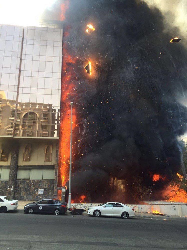 بالفيديو والصور.. اندلاع حريق في فندق بعزيزية مكة