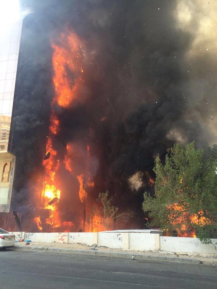 بالفيديو والصور.. اندلاع حريق في فندق بعزيزية مكة