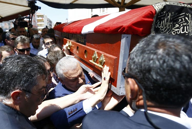 أردوغان واصل حملة التطهير ويطالب الأتراك بالبقاء في الميادين: الأمر لن ينتهي بسرعة