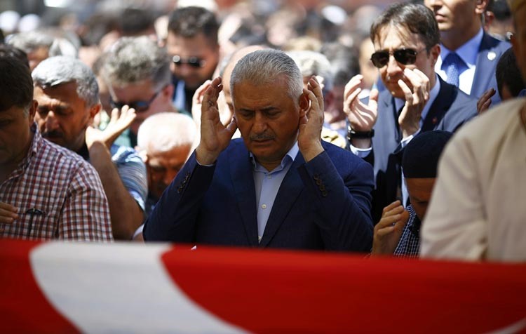 أردوغان واصل حملة التطهير ويطالب الأتراك بالبقاء في الميادين: الأمر لن ينتهي بسرعة