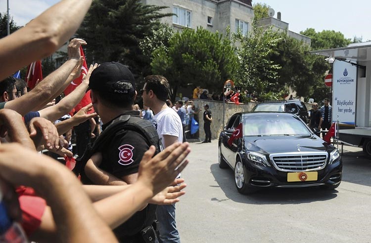 أردوغان واصل حملة التطهير ويطالب الأتراك بالبقاء في الميادين: الأمر لن ينتهي بسرعة