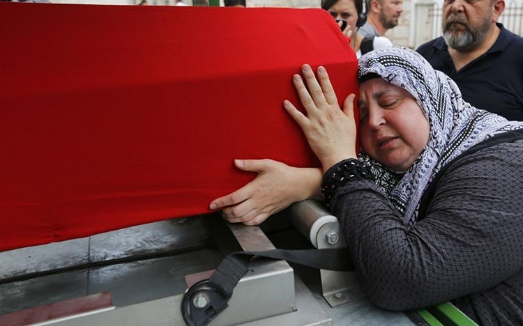 أردوغان واصل حملة التطهير ويطالب الأتراك بالبقاء في الميادين: الأمر لن ينتهي بسرعة