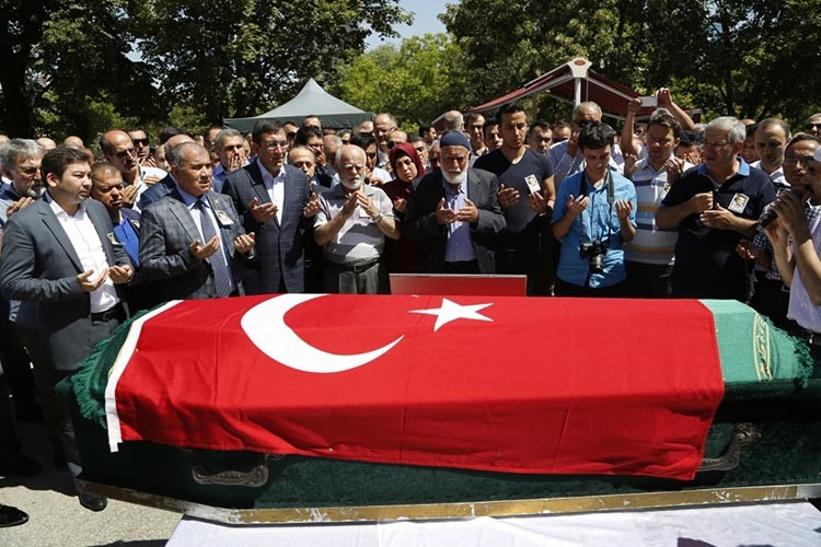 أردوغان واصل حملة التطهير ويطالب الأتراك بالبقاء في الميادين: الأمر لن ينتهي بسرعة