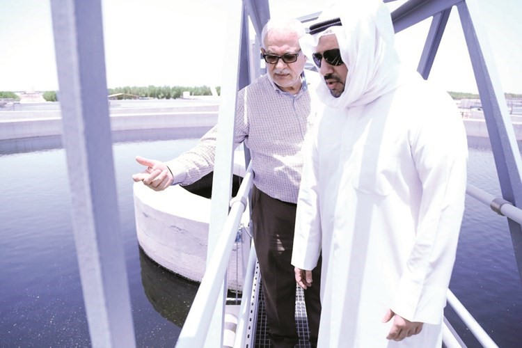 الشيخ عبدالله الاحمد خلال الجولة ﻿