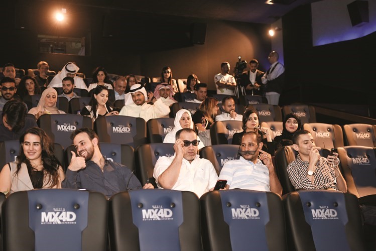 جانب من الحضور اثناء متابعة الفيلم ﻿