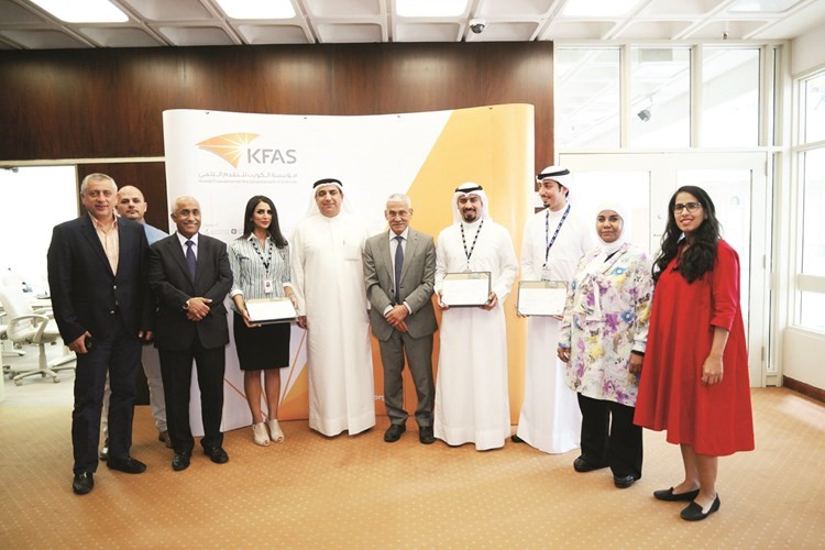 دعدنان شهاب الدين متوسطا المشاركين في ختام البرنامج ﻿