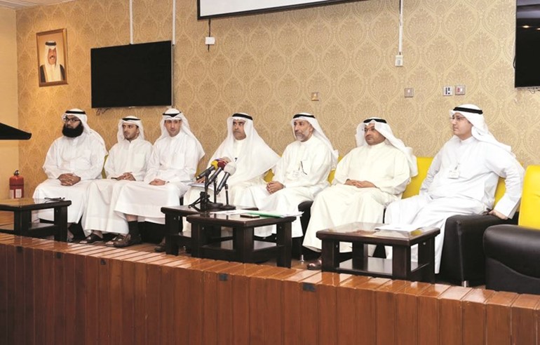مسؤولو هيئة التطبيقي والقطاع النفطي خلال المؤتمر الصحافي﻿