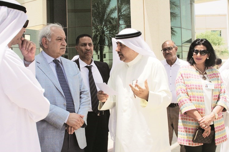 دبدر العيسى يستمع لبعض المسؤولين خلال الجولة ﻿