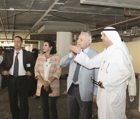 د بدر العيسى ود احمد الاثري وفاطمة العازمي يتفقدون موقع الانهيار ﻿