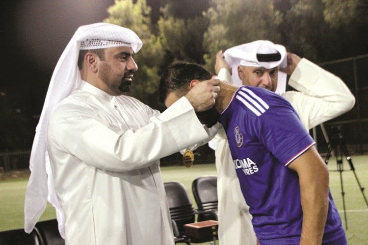 احمد الخزعل ووليد الانصاري خلال تتويج احد اللاعبين﻿