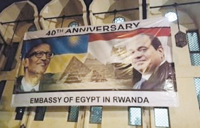 لافتة ضخمة تحمل صورة الرئيس السيسي ونظيره الرواندي على واحهة مبنى السفارة المصرية في كيجالي ﻿