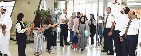 استقبال المواطنين العائدين من تركيا بالورود احمد علي