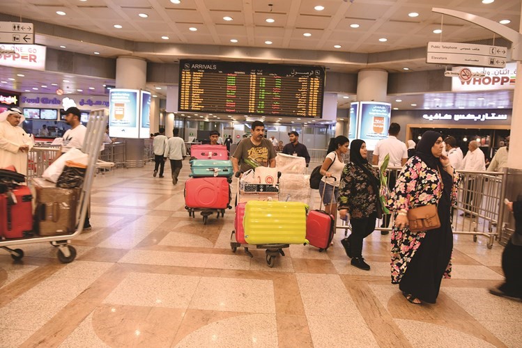 عدد من المواطنين العائدين