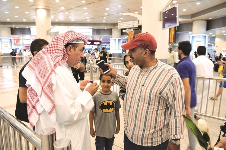 بدر العبدالله يتحدث للزميل فرج ناصر