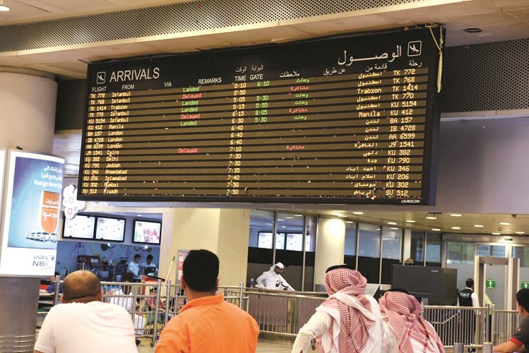 مواطنون يتابعون حركة وصول الطائرات