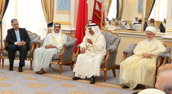 رئيس وزراء مملكة البحرين الامير خليفة بن سلمان خلال لقائه السفيرعزام الصباح