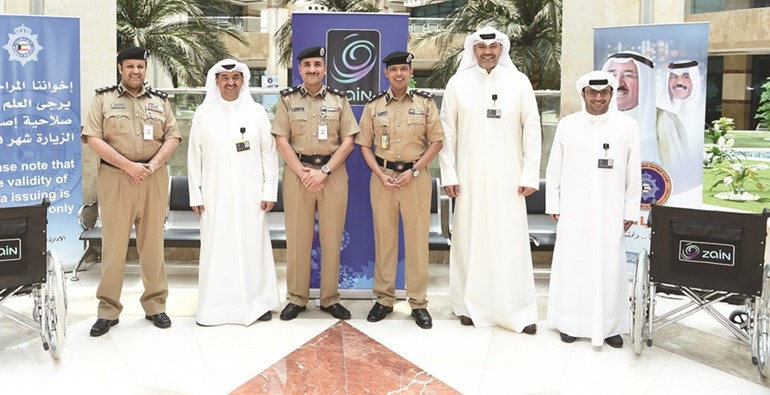  اللواء طلال معرفي والعميد عادل الحشاش ومسؤولو زين اثناء تسليم الكراسي المتحركة﻿