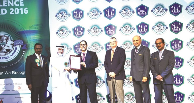  انيل لوبو مشرف الامان في الاهلي المتحد يتسلم الجائزة نيابة عن البنك ﻿