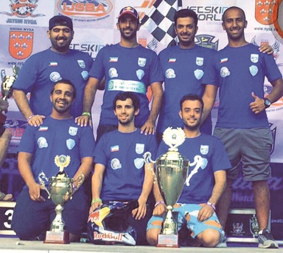 رئيس واعضاء المنتخب الوطني للدراجات المائية ﻿