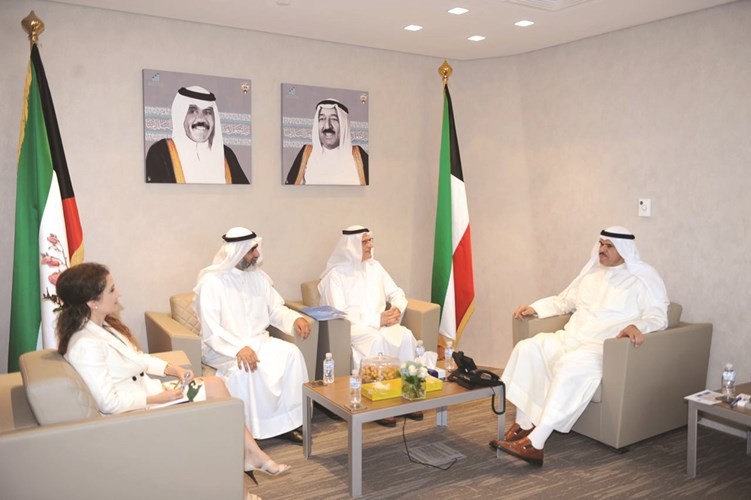 الشيخ سلمان الحمود خلال استقبال درضا بهبهاني ودعادل الحسينان