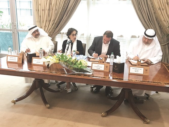 دخالد مهدي وعبد العزيز الهولي خلال توقيع العقد بحضور ممثلة الامم المتحدة ﻿