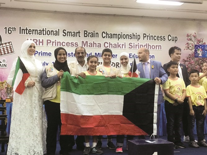 طلبة مركز صباح الاحمد للموهبة والابداع يرفعون علم الكويت عقب الفوز في المسابقة﻿