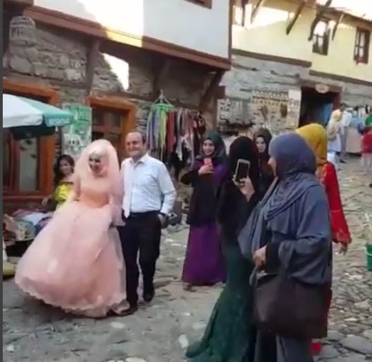 بالفيديو.. شاهد عروس تركية تُزف بأهازيج النساء من البحرين والسعودية في تركيا