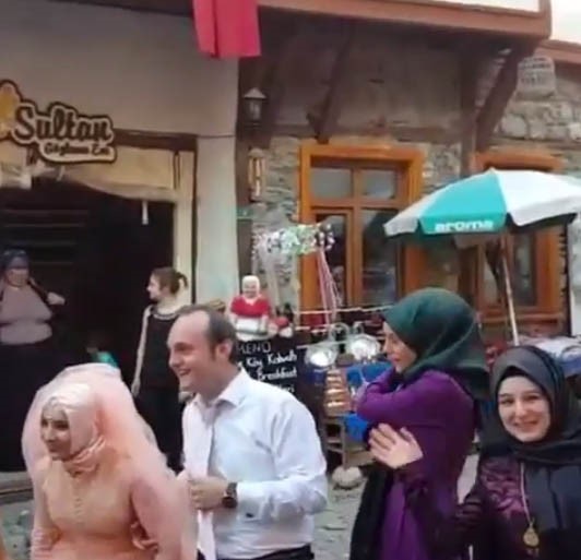 بالفيديو.. شاهد عروس تركية تُزف بأهازيج النساء من البحرين والسعودية في تركيا